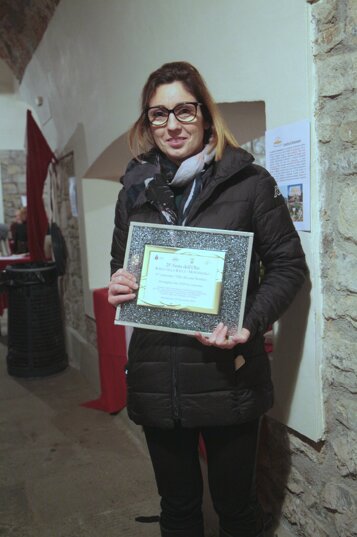 Consegna di una targa di riconoscimento all’azienda