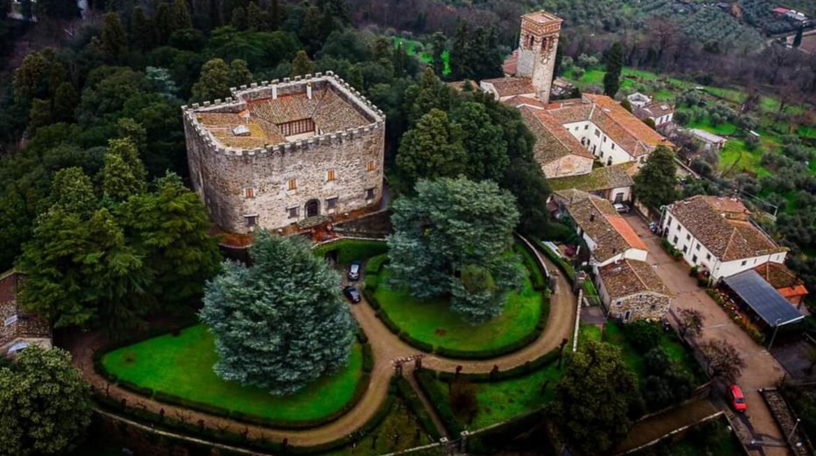La Rocca di Montemurlo vista dall’alto, con il borgo e gli uliveti attorno