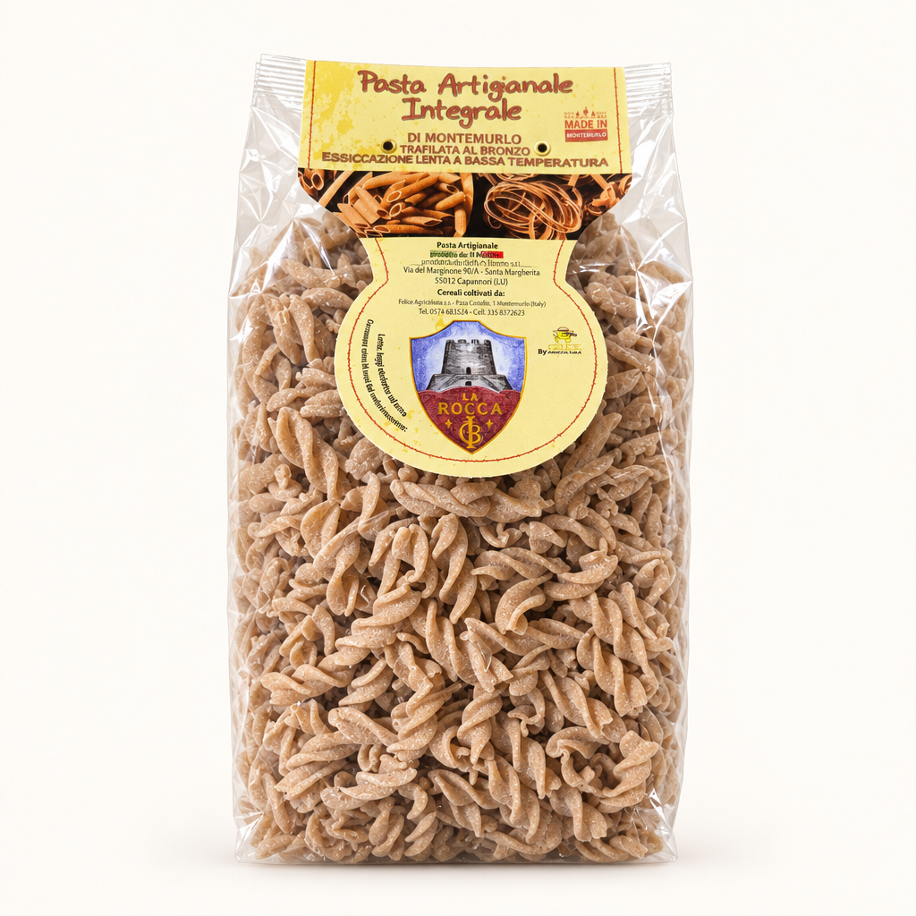 Due fotografie di sacchetti trasparenti di pasta artigianale integrale. Il primo è pasta tipo fusilli integrali, il secondo pipe rigate integrali. Entrambi mostrano l'etichetta gialla con il marchio…