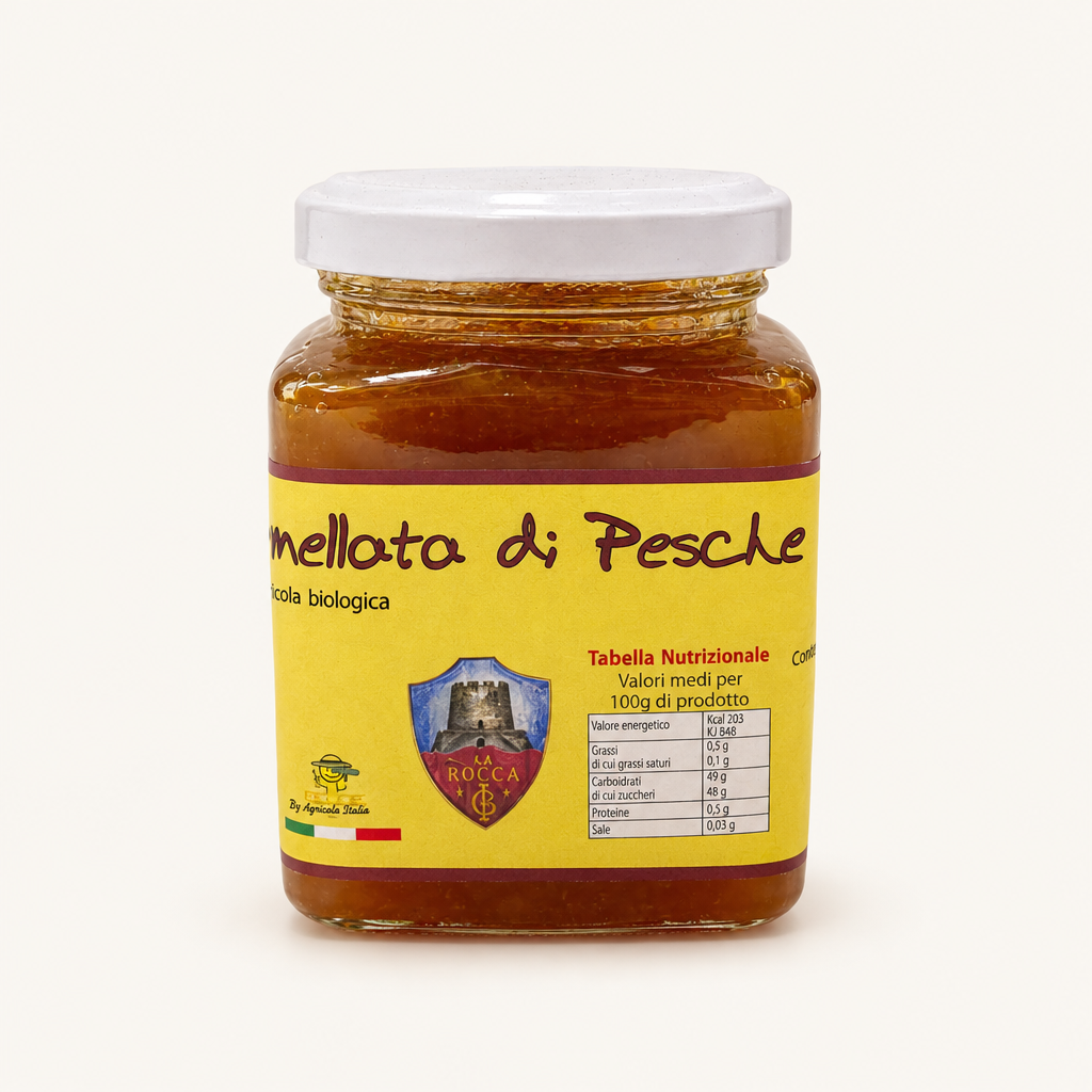 Quadratisches Glas mit Pfirsichmarmelade, gelbes Etikett mit der Aufschrift "Marmellata di Pesche", Logo des Bio-Bauernhofs in Montemurlo und Nährwerttabelle.