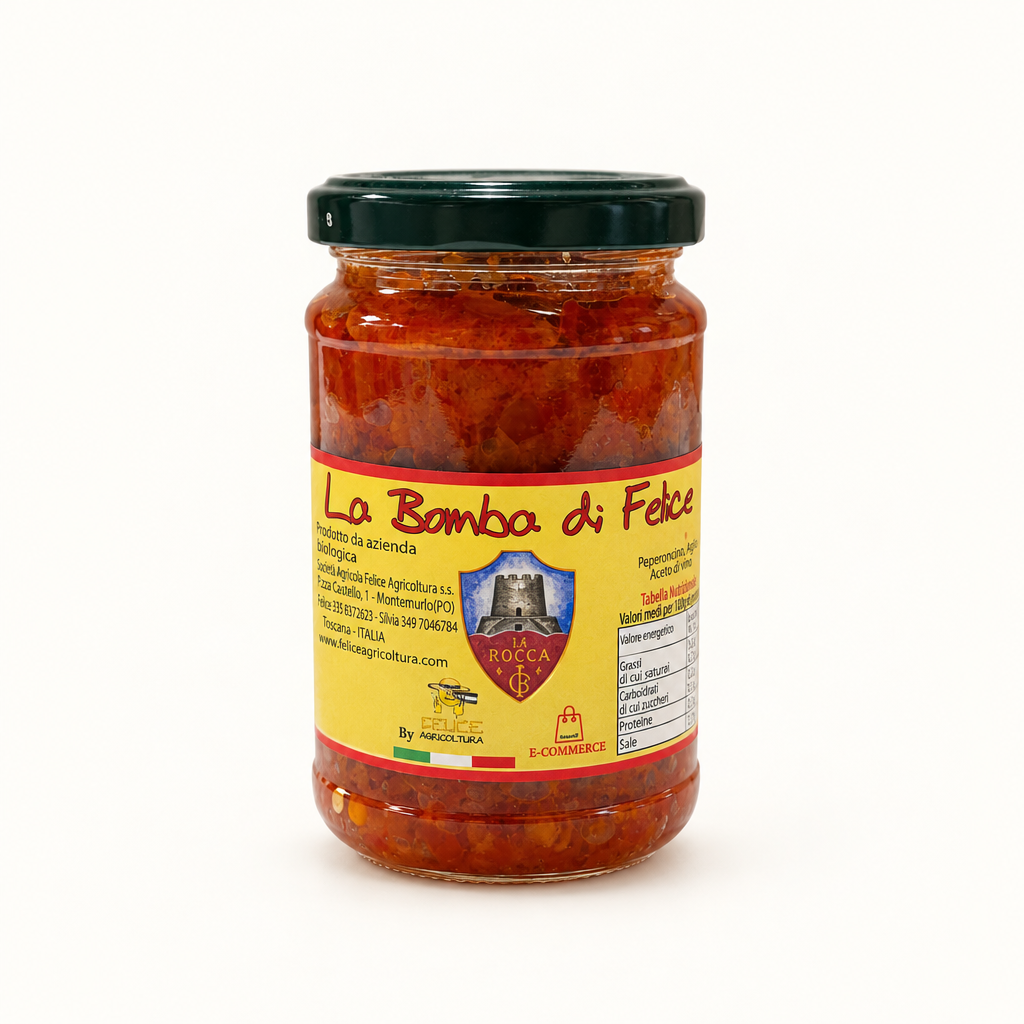 Drei Fotos eines 280-Gramm-Glasbehälters mit scharfer Chilisauce. Gelbes Etikett mit der Aufschrift 'La Bomba di Felice'; Zutaten: Chili, Knoblauch, EVO-Öl, Salz, Weinessig, Saft…